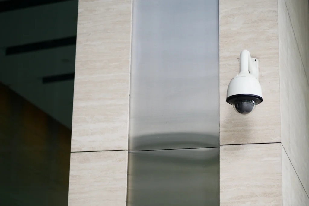 voici comment informer les salariés qu'ils sont surveillés par des caméras de surveillance
