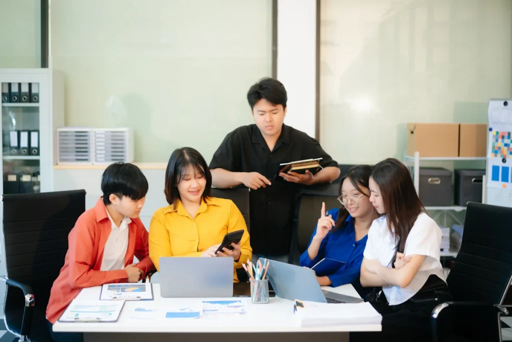 Un groupe de personne qui suit une formation chat GPT