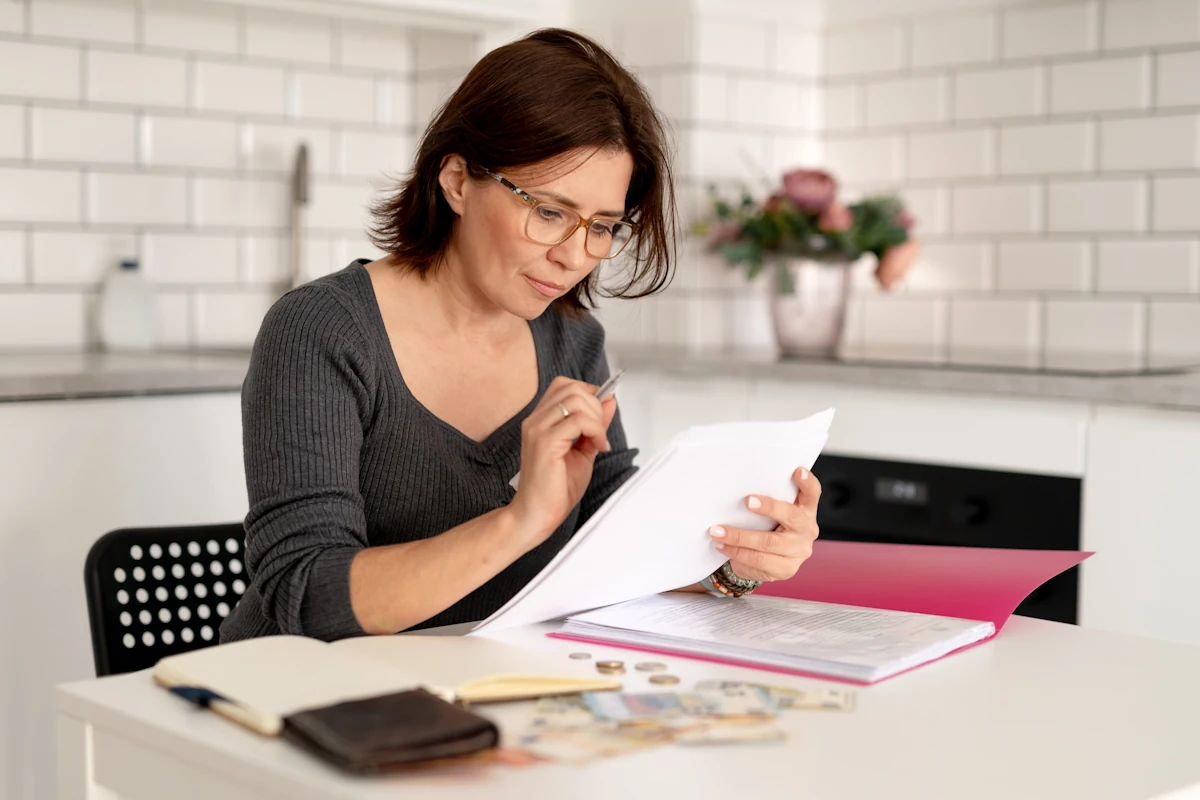 Une femme qui analyse un cahier des charges