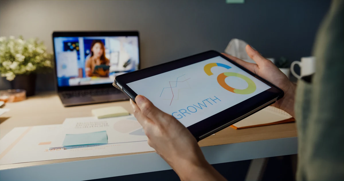 Une personne qui tient une tablette avec le Google Ads qui s'y affiche