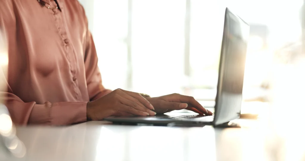 Une personne qui essaie de récupérer ses identifiants CPF