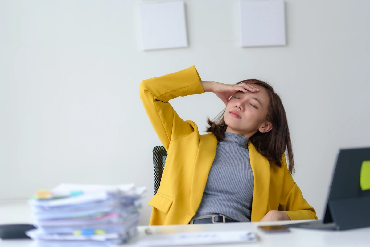 Une femme stressée et fatiguée au travail