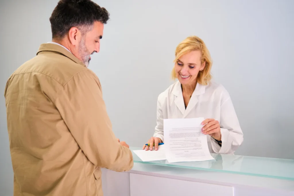 Un homme indépendant qui souscrit une mutuelle de santé