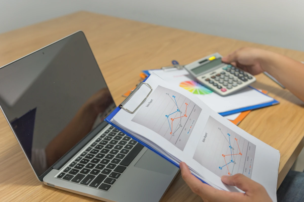 Une personne qui analyse un bilan compatible