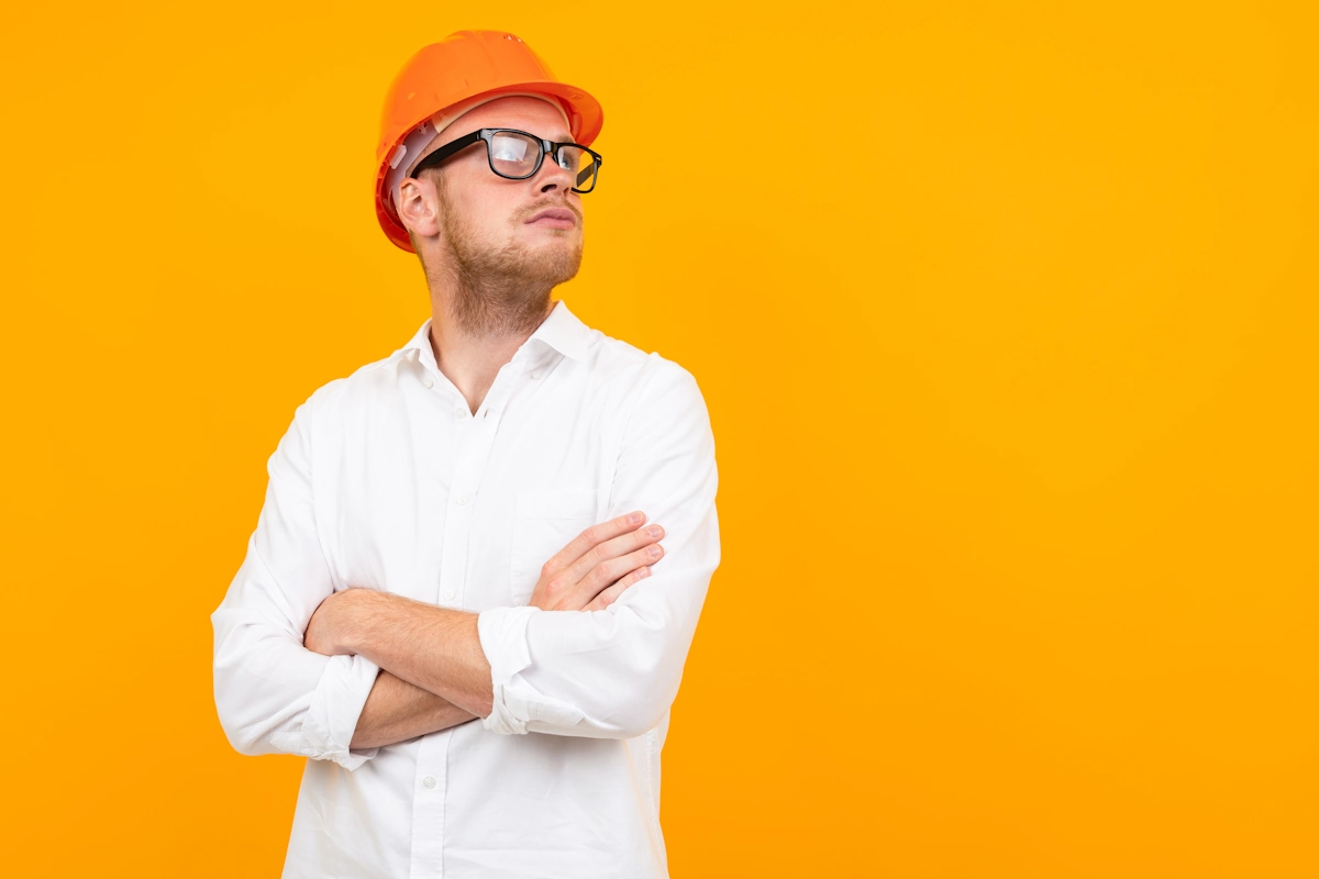 Un homme en chemise blanche avec un casque de protection