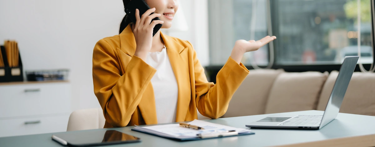 Une femme qui répond à un appel d'offre
