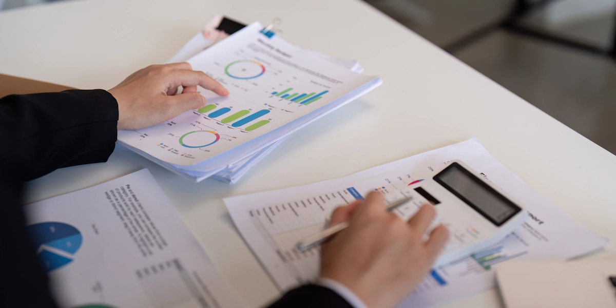 Une personne qui analyse le compte de résultat entreprise