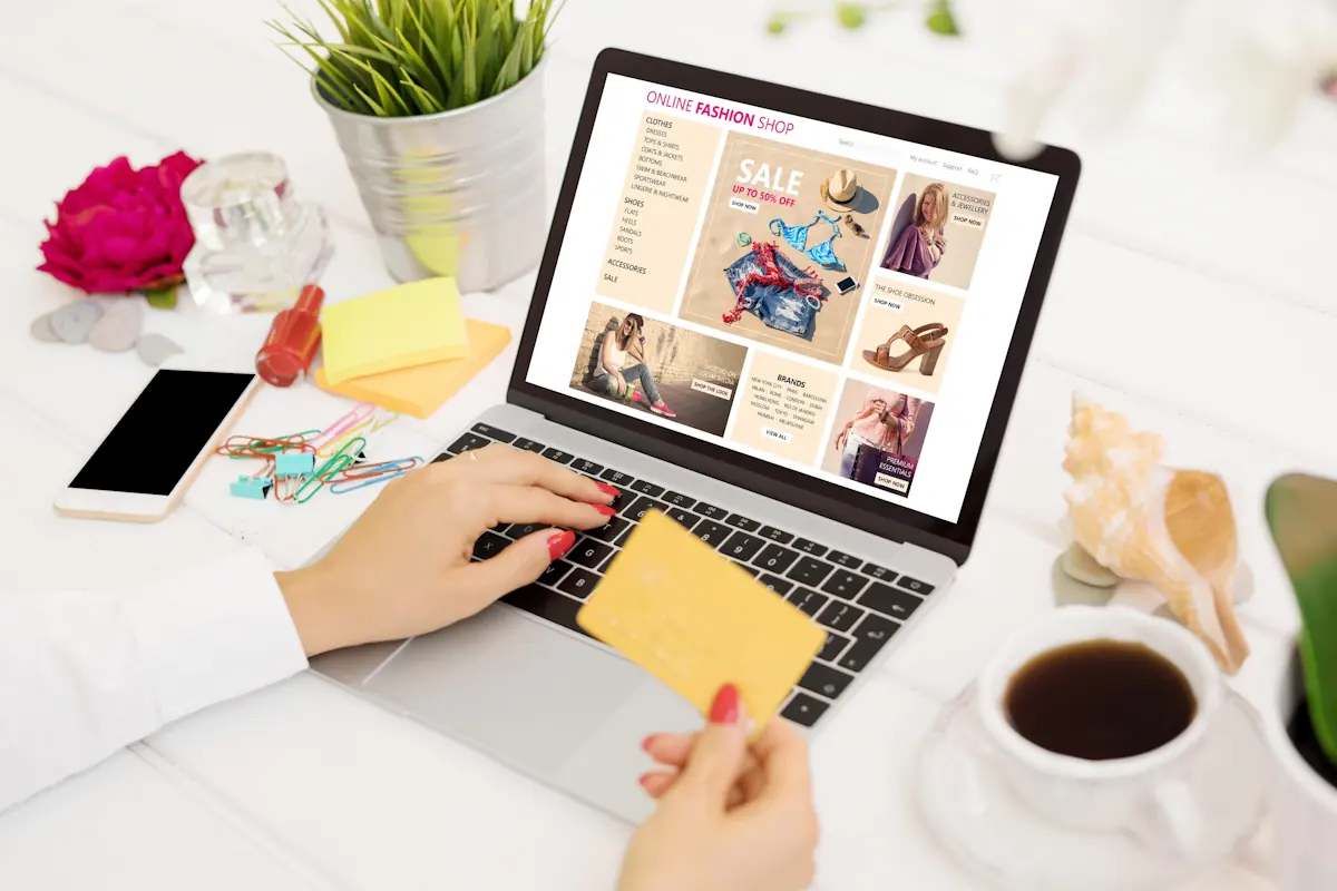 Une personne qui crée un newsletter sur un ordinateur