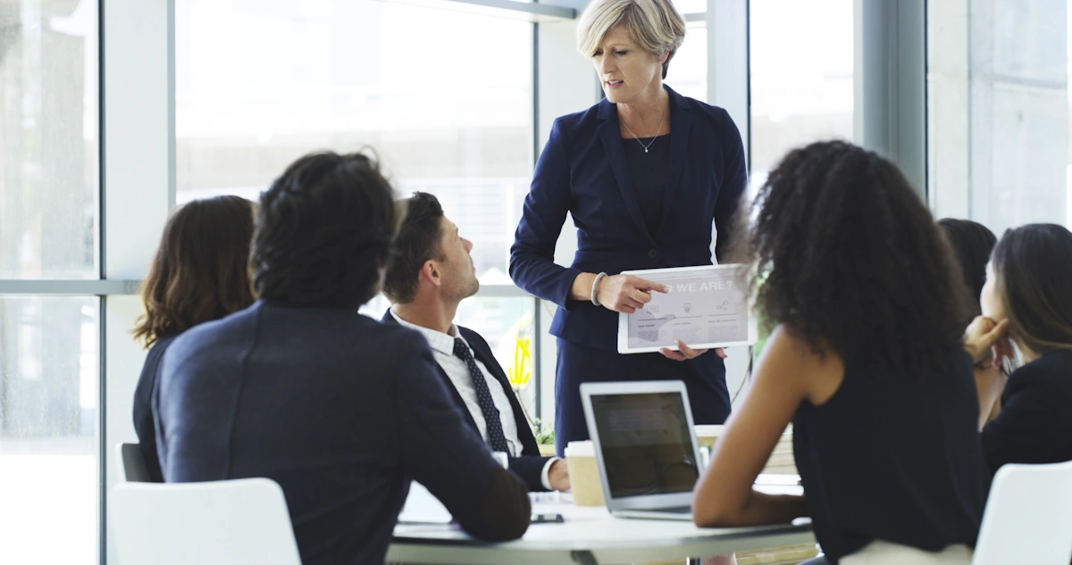 Un groupe de personnes qui discutent en regardant les CRM