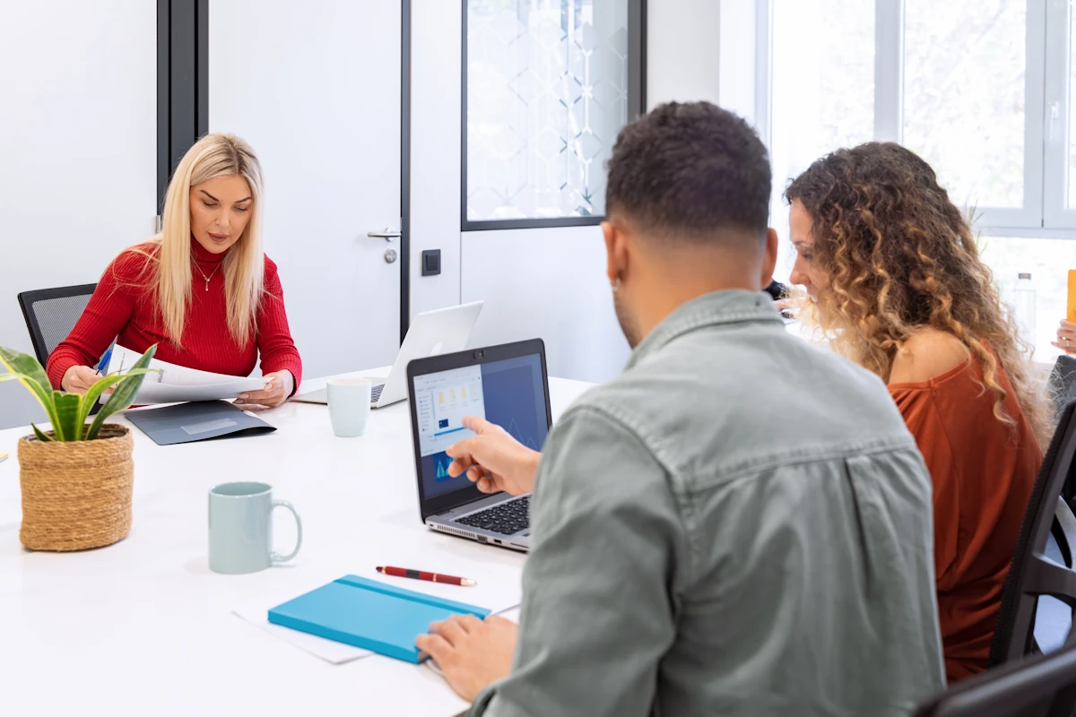 Un groupe de personne gère un organisme de formation