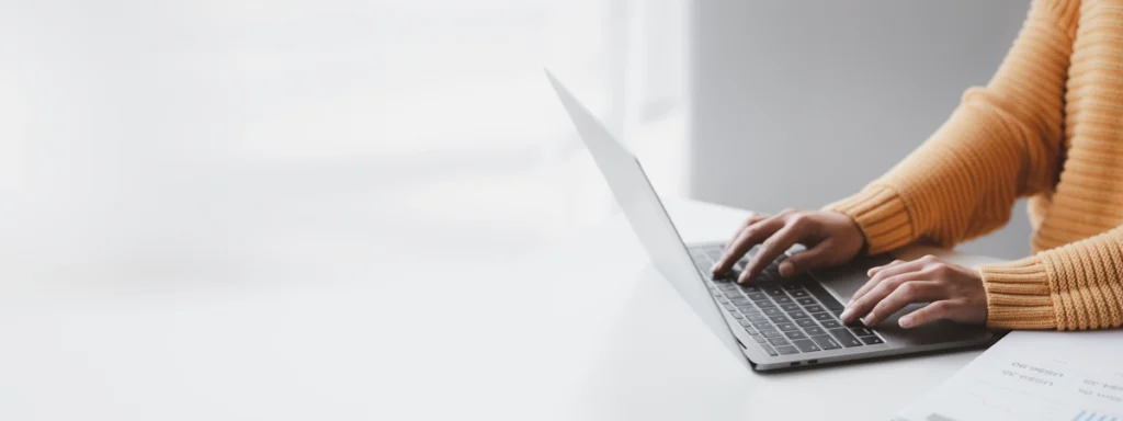 Une personne qui débloque son compte CPF sur un ordinateur