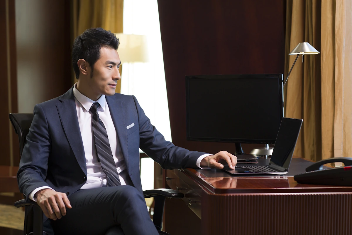 Un homme entrepreneur assis à son bureau